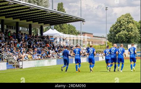 Berlin, Deutschland. 22. Juli 2023. Fußball: 2. Bundesliga, Hertha BSC, Saisoneröffnungszeremonie, Olympiagelände. Das Hertha BSC-Team wärmt sich auf. Kredit: Andreas Gora/dpa/Alamy Live News Stockfoto