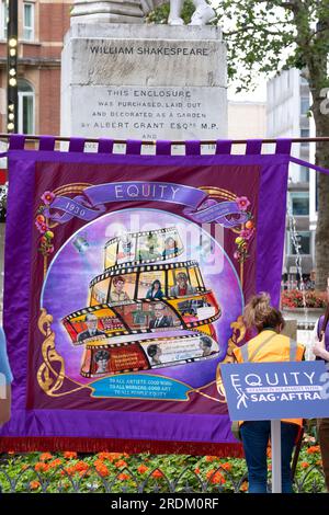 Das wichtigste Banner bei der Equity-Union-Rallye, London, steht solidarisch mit den SAG-AFTRA-Akteuren in Amerika, für eine faire Bezahlung. Stockfoto