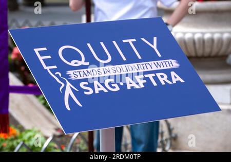 Schilder von Equity-Mitgliedern bei der Equity-Union-Rallye in London, in Solidarität mit den SAG-AFTRA-Akteuren, die in den USA streiken, für eine faire Bezahlung, Restzahlungen Stockfoto