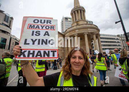 London, England, Großbritannien. 22. Juli 2023. Aktivisten veranstalten einen Protest gegen die Entscheidung des Londoner Bürgermeisters Sadiq Khan, die Ultra Low Emission Zone (ULEZ) außerhalb der BBC-Zentrale zu erweitern. (Kreditbild: © Tayfun Salci/ZUMA Press Wire) NUR REDAKTIONELLE VERWENDUNG! Nicht für den kommerziellen GEBRAUCH! Kredit: ZUMA Press, Inc./Alamy Live News Stockfoto