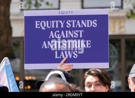 Schilder von Equity-Mitgliedern bei der Equity-Union-Rallye in London, in Solidarität mit den SAG-AFTRA-Akteuren, die in den USA streiken, für eine faire Bezahlung, Restzahlungen Stockfoto