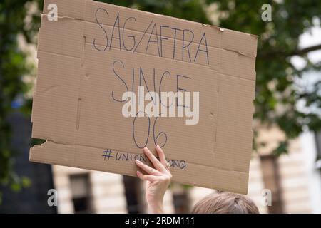 Schilder von Equity-Mitgliedern bei der Equity-Union-Rallye in London, in Solidarität mit den SAG-AFTRA-Akteuren, die in den USA streiken, für eine faire Bezahlung, Restzahlungen Stockfoto