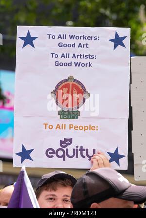 Schilder von Equity-Mitgliedern bei der Equity-Union-Rallye in London, in Solidarität mit den SAG-AFTRA-Akteuren, die in den USA streiken, für eine faire Bezahlung, Restzahlungen Stockfoto