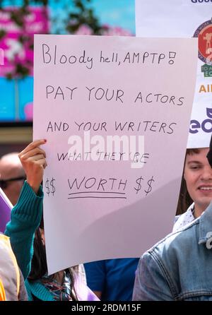 Schilder von Equity-Mitgliedern bei der Equity-Union-Rallye in London, in Solidarität mit den SAG-AFTRA-Akteuren, die in den USA streiken, für eine faire Bezahlung, Restzahlungen Stockfoto