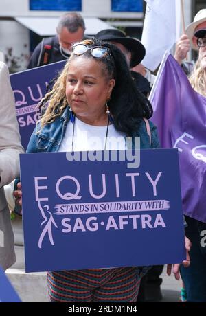 Schilder von Equity-Mitgliedern bei der Equity-Union-Rallye in London, in Solidarität mit den SAG-AFTRA-Akteuren, die in den USA streiken, für eine faire Bezahlung, Restzahlungen Stockfoto