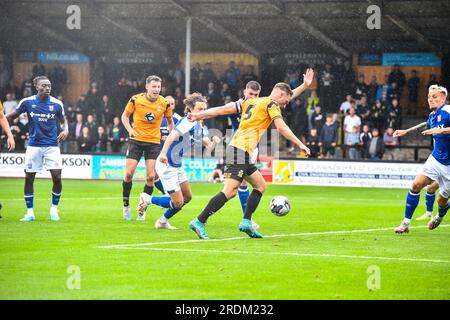 Michael Morrison (5 Cambridge United) erzielt Cambridge beim Vorsaison-Freundschaftsspiel zwischen Cambridge United und Ipswich Town am Samstag, den 22. Juli 2023, im R Costings Abbey Stadium in Cambridge den zweiten Platz. (Foto: Kevin Hodgson | MI News) Guthaben: MI News & Sport /Alamy Live News Stockfoto