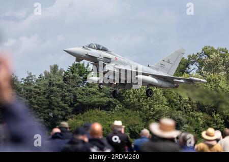 Italienische Luftwaffe - Eurofighter Typhoon EF2000, Ankunft bei RAF Fairford Royal International Air Tattoo 2023. Stockfoto