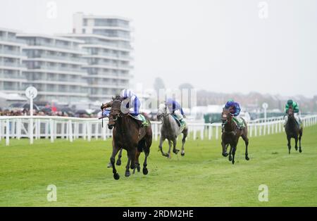 Al Aasy fuhr mit Jockey Jim Crowley nach Hause, um beim Weatherbys Super Sprint Day auf der Rennbahn Newbury, Berkshire, die bet365 Einsätze zu gewinnen. Bilddatum: Samstag, 22. Juli 2023. Stockfoto