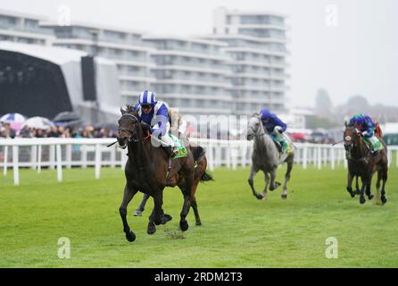 Al Aasy fuhr mit Jockey Jim Crowley nach Hause, um beim Weatherbys Super Sprint Day auf der Rennbahn Newbury, Berkshire, die bet365 Einsätze zu gewinnen. Bilddatum: Samstag, 22. Juli 2023. Stockfoto