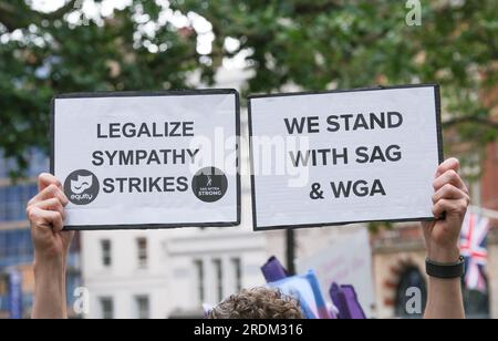 Schilder von Equity-Mitgliedern bei der Equity-Union-Rallye in London, in Solidarität mit den SAG-AFTRA-Akteuren, die in den USA streiken, für eine faire Bezahlung, Restzahlungen Stockfoto