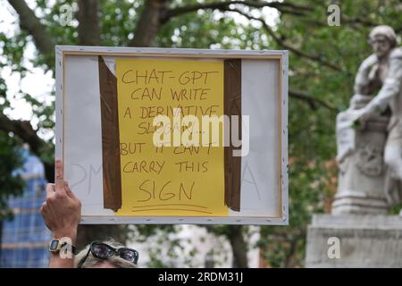 Schilder von Equity-Mitgliedern bei der Equity-Union-Rallye in London, in Solidarität mit den SAG-AFTRA-Akteuren, die in den USA streiken, für eine faire Bezahlung, Restzahlungen Stockfoto