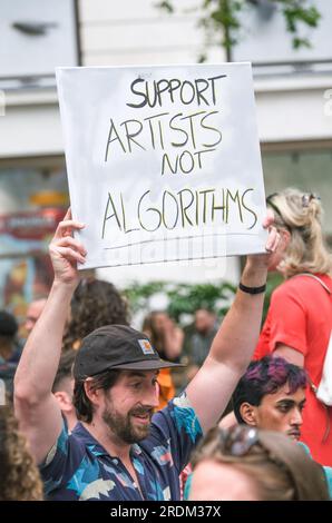 Schilder von Equity-Mitgliedern bei der Equity-Union-Rallye in London, in Solidarität mit den SAG-AFTRA-Akteuren, die in den USA streiken, für eine faire Bezahlung, Restzahlungen Stockfoto