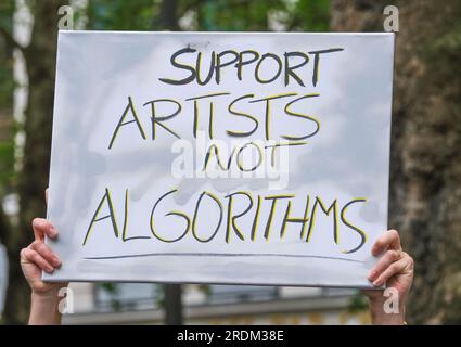 Schilder von Equity-Mitgliedern bei der Equity-Union-Rallye in London, in Solidarität mit den SAG-AFTRA-Akteuren, die in den USA streiken, für eine faire Bezahlung, Restzahlungen Stockfoto