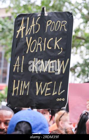 Schilder von Equity-Mitgliedern bei der Equity-Union-Rallye in London, in Solidarität mit den SAG-AFTRA-Akteuren, die in den USA streiken, für eine faire Bezahlung, Restzahlungen Stockfoto