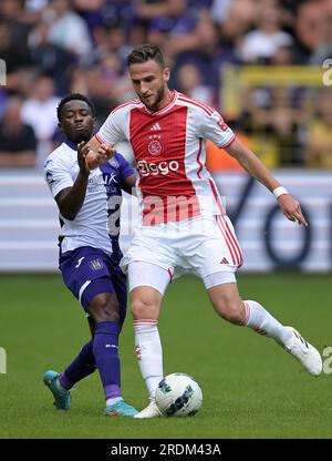 BRÜSSEL - (lr) Francis Amuzu von RSC Anderlecht, Branco van den Boomen von Ajax während des Freundschaftsspiels zwischen RSC Anderlecht und Ajax Amsterdam im Lotto-Park am 22. Juli 2023 in Brüssel, Belgien. ANP GERRIT VAN KOLOLEN Stockfoto