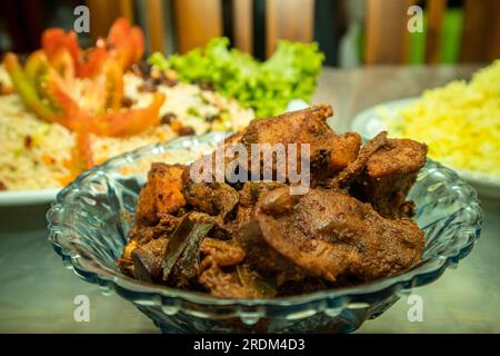 Malaysisches Essen, Hammelkebab mit Reis und Salat Stockfoto