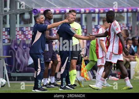 BRÜSSEL - Ajax Coach Maurice Steijn (c) während des Freundschaftsspiels zwischen RSC Anderlecht und Ajax Amsterdam im Lotto Park am 22. Juli 2023 in Brüssel, Belgien. ANP GERRIT VAN KOLOLEN Stockfoto