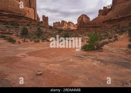 Wandern auf dem Park Avenue Trail an einem bewölkten Tag im Arches-Nationalpark, utah, usa Stockfoto