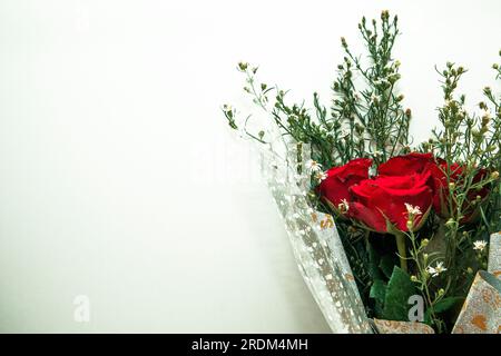 Strauß roter Rosen auf weißem Hintergrund mit Kopierbereich Stockfoto