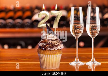 Cupcake Mit Nummer Für Geburtstags- Oder Jubiläumsfeier; Nummer 27. Stockfoto