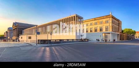 Museumsinsel Berlin mit James Simon Gallery, Neues Museum und Pergamonmuseum bei Sonnenuntergang, Deutschland, UNESCO-Weltkulturerbe. Stockfoto