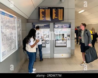 Vauxhall, London, Großbritannien. 18. Juli 2023. Passagiere, die Fahrkartenautomaten am Bahnhof Vauxhall nutzen. Am Samstag finden in England in Teilen des Eisenbahnnetzes RMT-Streiks statt, bei denen es um die Bezahlung und die Schließung von Bahnhofsschaltern geht. Das Eisenbahnunternehmen, die Rail Delivery Group, hat angekündigt, dass die Schließung der meisten Bahnhofskarten-Büros in England bestätigt wurde. Dies ist ein schwerer Schlag für die Eisenbahnarbeiter, von denen viele befürchten, dass sie ihre Arbeitsplätze verlieren. Sie wird auch von Behinderten mit Mobilitätsproblemen kritisiert Stockfoto