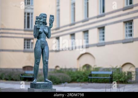 Bronzeskulptur von Thalia die Muse der Komödie und idyllischen Poesie in Norrköping vom berühmten schwedischen Künstler Bror Hjort. Stockfoto