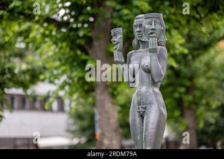 Bronzeskulptur von Thalia die Muse der Komödie und idyllischen Poesie in Norrköping vom berühmten schwedischen Künstler Bror Hjort. Stockfoto