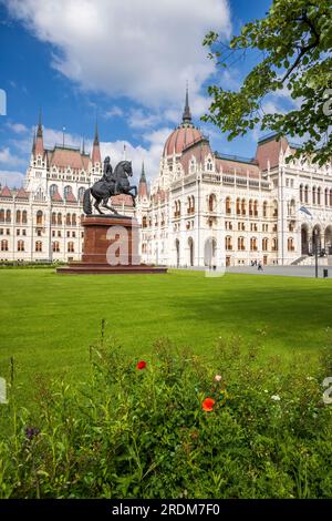 Die Reiterstatue von Ferenc II. Rakoczi vor dem Parlamentsgebäude in Budapest, Ungarn Stockfoto