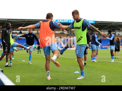 Liam Kelly (links) und Kyle McFadzean von Coventry City wärmen sich vor dem Vorsaison-Spiel im Croud Meadow, Shrewsbury, auf. Bilddatum: Samstag, 22. Juli 2023. Stockfoto