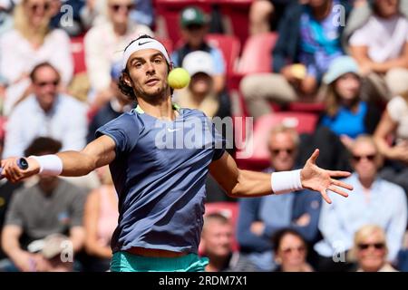 Bastad, Schweden. 22. Juli 2023. Lorenzo Musetti, Italien, im Halbfinale gegen Casper Ruud, Norwegen, beim Swedish Open ATP-Tennisturnier in Bastad, Schweden, am Samstag, den 22. Juli 2023. Foto: Anders Bjuro/TT/Code 11830 ***SCHWEDEN AUS*** Kredit: TT News Agency/Alamy Live News Stockfoto