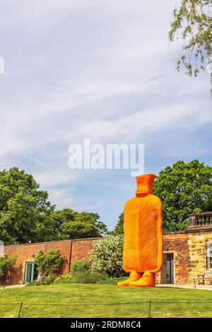 Big Mutter, 2015, Installation im Yorkshire Sculpture Park, Teil der Ausstellung Trap of the Truth des österreichischen Bildhauers Erwin Wurm. Stockfoto