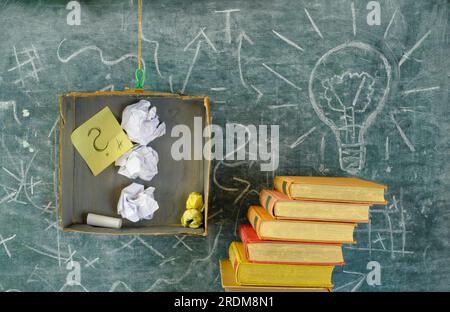 Bildung gibt Orientierung, Bücher, Tafel und Leiter des Erfolgs. Über den Tellerrand denken, gegen das Konzept der falschen Nachrichten kämpfen Stockfoto