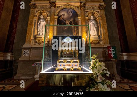 Die Heilige Rechte des Königs St. Stephen in der St.-Stephans-Basilika, Budapest, Ungarn Stockfoto