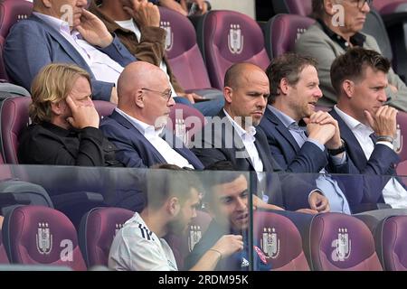 BRÜSSEL - Ajax Direktor Sven Mislintat (l) während des Freundschaftsspiels zwischen RSC Anderlecht und Ajax Amsterdam im Lotto Park am 22. Juli 2023 in Brüssel, Belgien. ANP GERRIT VAN KOLOLEN Stockfoto