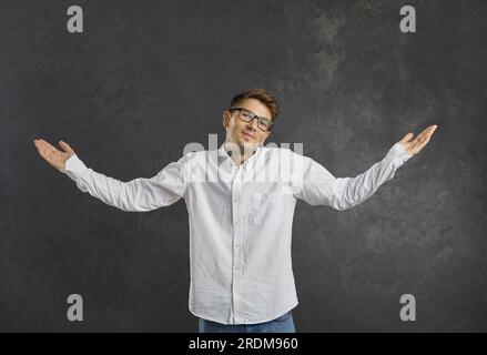 Der Mann zuckt mit den Schultern, um zu zeigen, dass er nichts weiß oder es ihm einfach egal ist Stockfoto