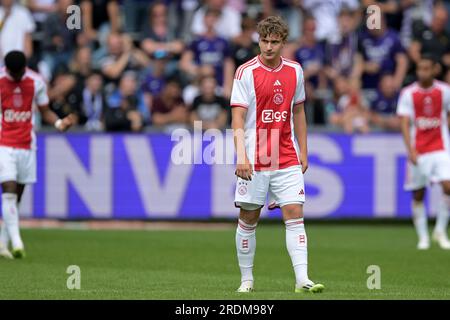 BRÜSSEL - Mika Godts of Ajax enttäuscht nach dem Freundschaftsspiel zwischen RSC Anderlecht und Ajax Amsterdam im Lotto Park am 22. Juli 2023 in Brüssel, Belgien. ANP GERRIT VAN COLOGNE Stockfoto