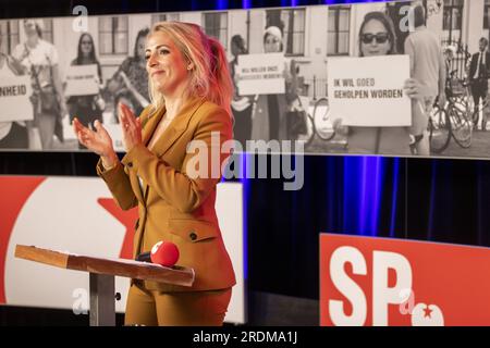 AMERSFOORT - Lilian Marijnissen reagiert, nachdem sie vom parteirat der SP zur Parteiführerin für die bevorstehenden Parlamentswahlen gewählt wurde. ANP VINCENT JANNINK niederlande raus - belgien raus Stockfoto