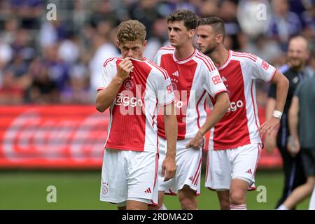 BRÜSSEL - Enttäuschung unter Ajax-Spielern nach dem Freundschaftsspiel zwischen RSC Anderlecht und Ajax Amsterdam im Lotto-Park am 22. Juli 2023 in Brüssel, Belgien. ANP GERRIT VAN KOLOLEN Stockfoto