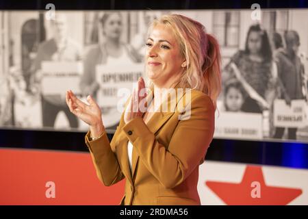 AMERSFOORT - Lilian Marijnissen reagiert, nachdem sie vom parteirat der SP zur Parteiführerin für die bevorstehenden Parlamentswahlen gewählt wurde. ANP VINCENT JANNINK niederlande raus - belgien raus Stockfoto