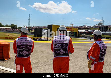 Mogyorod, Ungarn. 22. Juli 2023. Hungaroring, Mogyorod, Ungarn, 22. Juli 2023, Steward at Work beim Grand Prix 2023 der Formel 1 von Qatar Airways in Ungarn, Formel 1-Weltmeisterschaft – Freie Übung und Qualifizierung – Formel 1-Meisterschaftsgutschein: Live Media Publishing Group/Alamy Live News Stockfoto