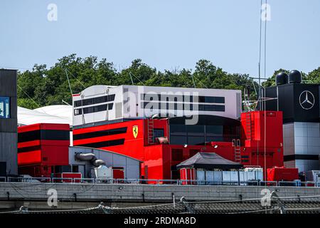 Mogyorod, Ungarn. 22. Juli 2023. Hungaroring, Mogyorod, Ungarn, 22. Juli 2023, Scuderia Ferrari Gastfreundschaft beim Grand Prix 2023 der Formel 1 von Qatar Airways, Formel-1-Weltmeisterschaft - Freies Training und Qualifizierung - Formel-1-Meisterschaftsgutschein: Live Media Publishing Group/Alamy Live News Stockfoto