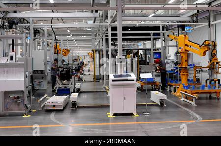 ZHANGJIAKOU, CHINA - 6. JULI 2023 - ein Mitarbeiter arbeitet an einer Produktionslinie für Wasserstoff-Brennstoffzellen in Zhangjiakou, Provinz Hebei, China, 6. Juli 2023. Stockfoto