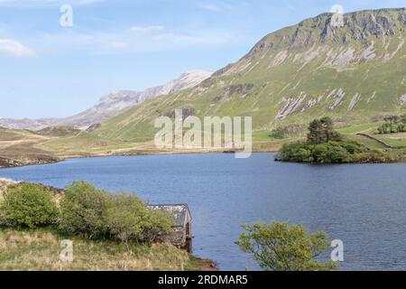 Entfernte Cadair Idris von Llynnau Cregennen / Cregennan Lakes, Nr Dolgellau, Eryri (Snowdonia) National Park, Nordwales, Großbritannien Stockfoto