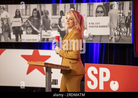 AMERSFOORT - Lilian Marijnissen reagiert, nachdem sie vom parteirat der SP zur Parteiführerin für die bevorstehenden Parlamentswahlen gewählt wurde. ANP VINCENT JANNINK niederlande raus - belgien raus Stockfoto