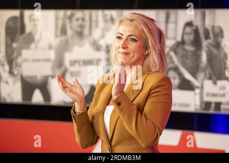 AMERSFOORT - Lilian Marijnissen reagiert, nachdem sie vom parteirat der SP zur Parteiführerin für die bevorstehenden Parlamentswahlen gewählt wurde. ANP VINCENT JANNINK niederlande raus - belgien raus Stockfoto