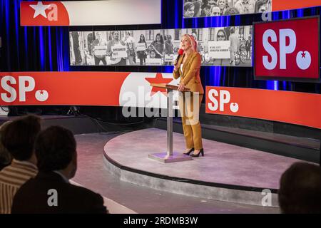 AMERSFOORT - Lilian Marijnissen reagiert, nachdem sie vom parteirat der SP zur Parteiführerin für die bevorstehenden Parlamentswahlen gewählt wurde. ANP VINCENT JANNINK niederlande raus - belgien raus Stockfoto