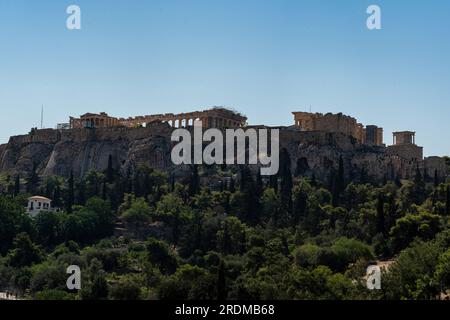 22. Juli 2023 - Athen, Griechenland - Touristen werden gesehen, wie sie die Akropolis in Athen erklimmen, während eines voraussichtlich in 50 Jahren brechenden Hitzewellenwochenendes. Die Touristenanlage wird voraussichtlich wegen der hohen Temperaturen bis Mittag geschlossen. Dominic Chan/EXimages Stockfoto