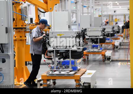 ZHANGJIAKOU, CHINA - 6. JULI 2023 - ein Mitarbeiter arbeitet an einer Produktionslinie für Wasserstoff-Brennstoffzellen in Zhangjiakou, Provinz Hebei, China, 6. Juli 2023. Stockfoto