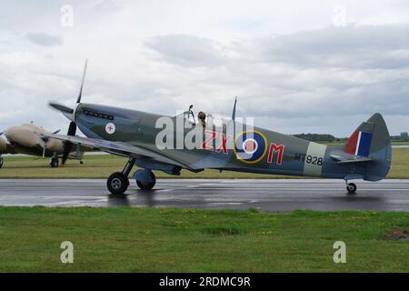 Vickers Supermarine, Spitfire Mk VIIIc, MT928, ZX-M, D-FEUR, G-BKMI, Fliegende Legenden, Kirche Fenton. Stockfoto